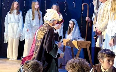 Podczas przedstawienia w „klasyku”  Trzej Królowie oddali hołd Dziecięciu.