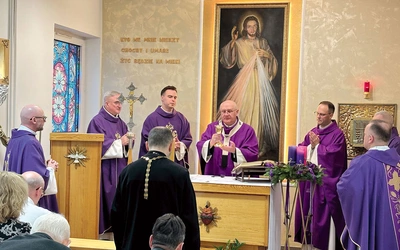 Uroczystej Eucharystii w szpitalnej kaplicy przewodniczył metropolita warmiński.