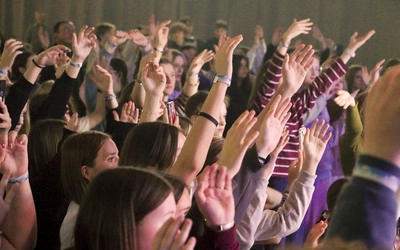 Ponad tysiąc młodych ludzi zachęconych przez Milenę modliło się modlitwą uwielbienia. 