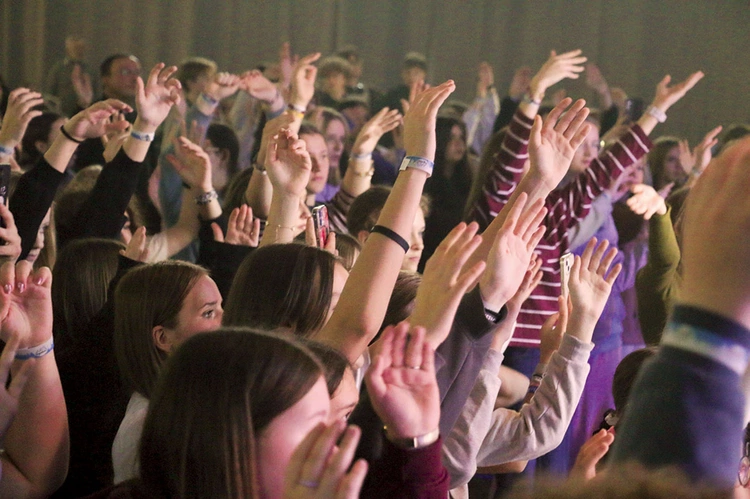 Ponad tysiąc młodych ludzi zachęconych przez Milenę modliło się modlitwą uwielbienia. 