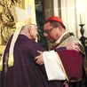 Abp Marek Jędraszewski przekazał następcy pastorał i życzył mu, by w posłudze wspierali go krakowscy święci.