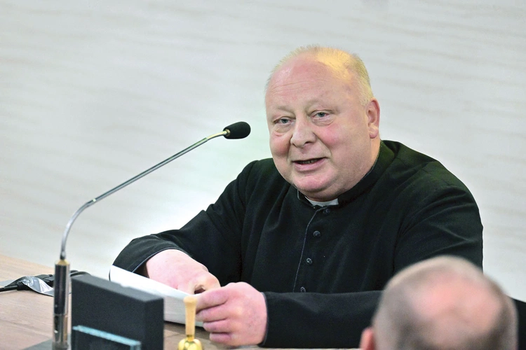 Ks. Piotr Pławecki święcenia przyjął w 1985 roku. 