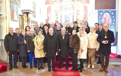 Jubilaci i odznaczeni parafialnym medalem.