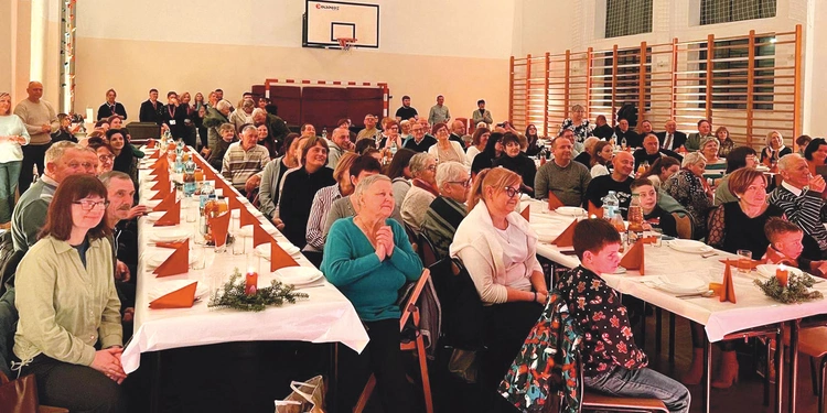 – Ta wigilia to znak, że jesteśmy razem i wierzymy, że Bóg na nowo jest z nami – przekonywał uczestników kapłan. 