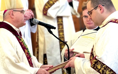 Moment przekazania księgi Pisma Świętego wskazuje na jedno z głównych zadań diakońskich, jakim jest posługa słowa.