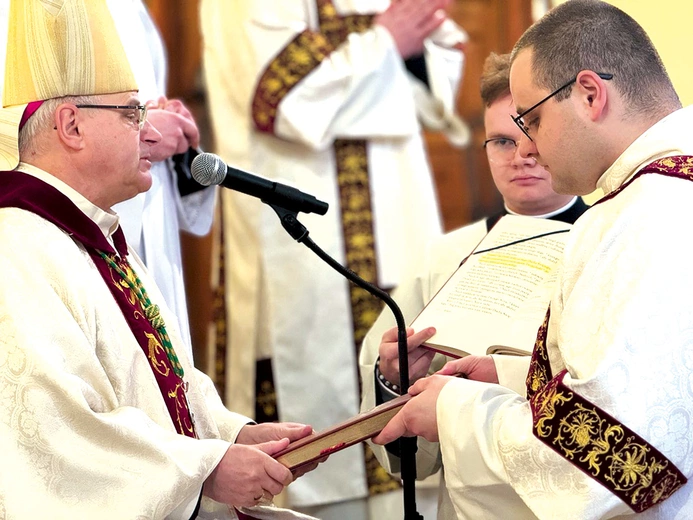 Moment przekazania księgi Pisma Świętego wskazuje na jedno z głównych zadań diakońskich, jakim jest posługa słowa.