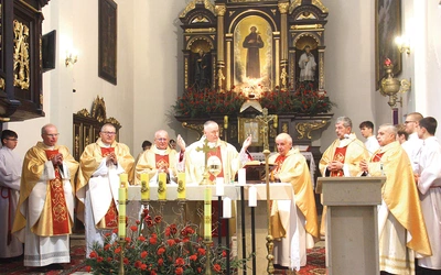 Jubileuszowa Eucharystia, którą koncelebrowali wraz z pasterzem diecezji m.in. obecny i były proboszcz oraz dwóch przybyłych na uroczystość księży rodaków. 