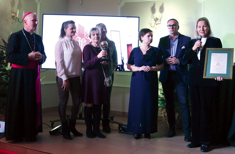  Statuetkę odebrali wolontariusze PZC z parafii św. Mikołaja w Jedlni.