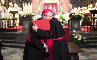 Kulminacyjny i symboliczny moment: abp Tadeusz Wojda  i bp Georg Bätzing – przewodniczący Episkopatów Polski i Niemiec – po podpisaniu wspólnego oświadczenia w 60. rocznicę powstania Listu biskupów polskich do niemieckich.