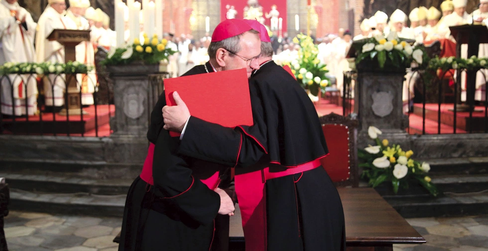 Kulminacyjny i symboliczny moment: abp Tadeusz Wojda  i bp Georg Bätzing – przewodniczący Episkopatów Polski i Niemiec – po podpisaniu wspólnego oświadczenia w 60. rocznicę powstania Listu biskupów polskich do niemieckich.