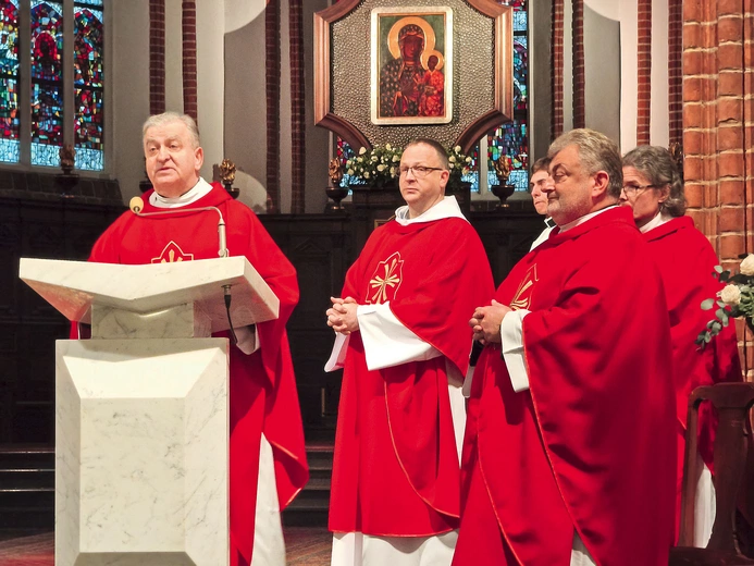 Po konferencji zgromadzeni odmówili wspólnie Różaniec. Kulminacyjnym punktem była Msza Święta,  której przewodniczył ks. prałat  Bogdan Bartołd,  proboszcz archikatedry. Kapłan  podkreślił,  że Maryja potrafi odwdzięczyć się za każdą dziesiątkę Różańca. – Wierzę mocno, że jeśli będziemy mieli w rękach różańce i będziemy się modlić, nic złego nam nie grozi, a wszelkie zło zwyciężymy  – powiedział.