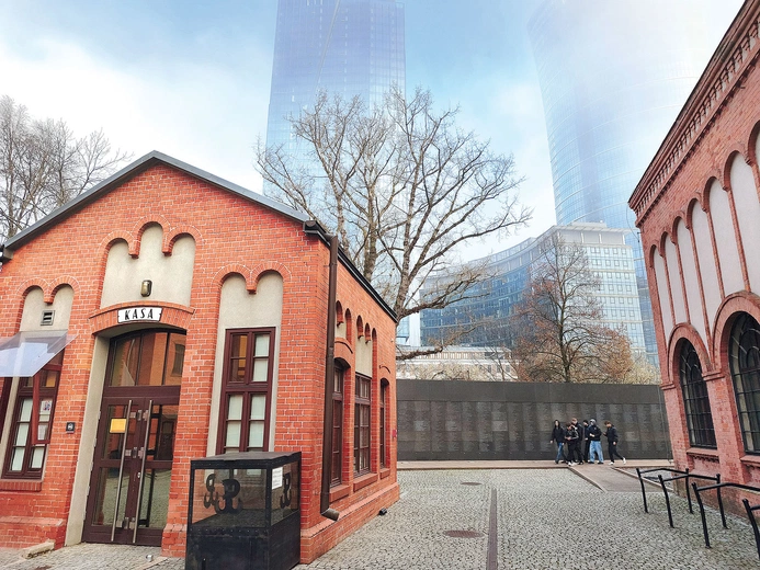 Nowy pawilon, który powstanie w miejscu dawnej rampy kolejowej od strony ul. Towarowej, stanie się nowoczesnym centrum obsługi zwiedzających. Trzykondygnacyjny obiekt o powierzchni 7200 m kw. zostanie połączony systemem podziemnych przejść z istniejącymi, zabytkowymi budynkami muzealnymi. 