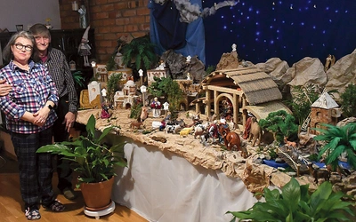 Violetta  i Romuald mają sześcioro dzieci i tyle samo wnuków.  Ona – laborantka, on – stolarz  i budowlaniec; dziś są już  na emeryturze i razem lubią śpiewać w scholi. Ona lubi ogród i książki, a on majsterkowanie i naprawianie. Oboje służą w diakonii ewangelizacji.