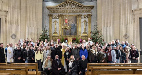 Abp Przybylski do młodych w Paryżu: W czasach podejrzliwości i nieufności bądźcie zaczynem budowania wzajemnego zaufania w Kościele i świecie