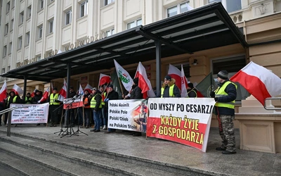 Rolnicy protestujący przed Urzędem Wojewódzkim w Rzeszowie