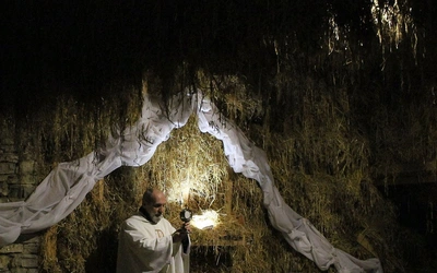 Słomiana stajenka w stodole