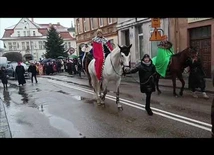 Orszak na ulicach Karlina.