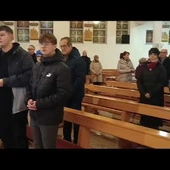Uroczysta procesja duchownych i służby liturgicznej