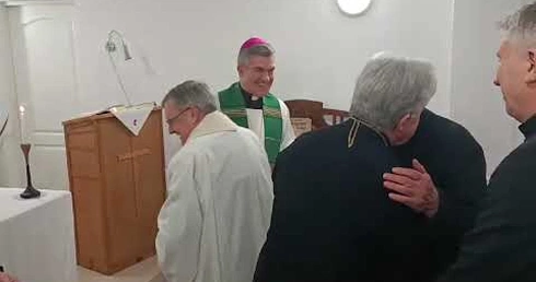 Przekazanie sobie wzajemnie znaku pokoju