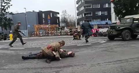 Inscenizacja "Idziemy po swoich" - scena z sanitariuszką