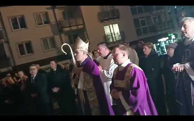 Złożenie kwiatów pod tablicą pamiątkową kard. Wyszyńskiego w katedrze