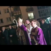 Złożenie kwiatów pod tablicą pamiątkową kard. Wyszyńskiego w katedrze