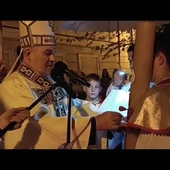 Wigilia Paschalna - przed kościołem rozpoczęła liturgia światła