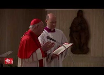 Obrzęd uznania śmierci #PapieżFranciszek i złożenia ciała do trumny