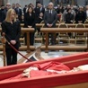 Premier Meloni przy trumnie Papieża
