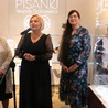 Podczas otwarcia wystawy (od lewej): Wanda Gotkiewicz, Ilona Jaroszek i Magdalena Grosiak.
