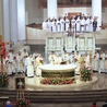 Na czwartkową Eucharystię przybyli księża i wierni ze wszystkich stron archidiecezji.