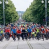 Rowerowi pielgrzymi wjeżdzają na Jasną Górę