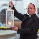 – Lampiony są symbolem Chrystusa rozświetlającego ciemności grzechu – wyjaśnia ks. Marcin Moj