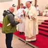 W darach potrzebujący zanieśli do ołtarza kromki zwykłego chleba.
