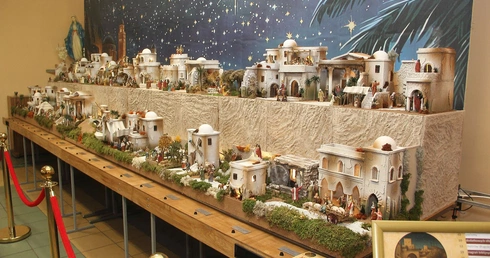 61 scen, 370 figurek, 12 metrów