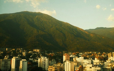 Agencje: w Caracas słychać eksplozje i przelatujące samoloty