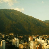 Agencje: w Caracas słychać eksplozje i przelatujące samoloty