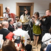 Pod Babią Górą. Wieczór Kolęd z Krakowiakami i Góralami