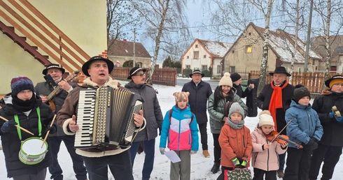 Kolędnicy wędrują po kościołach i domach
