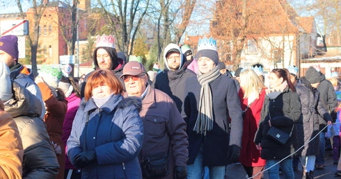 Orszak z aniołami i diabłami