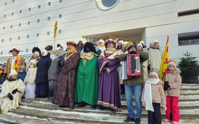 Orszak i uliczne jasełka w Szymanowie