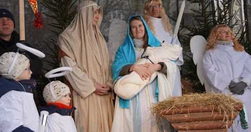 Orszak Trzech Króli w Oleśnicy. Jezus przychodzi, by wnieść światło w nasze ciemności