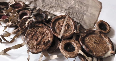 Zrabowane z okupowanej Warszawy pergaminy wróciły do domu. To wciąż ułamek tego, co straciliśmy