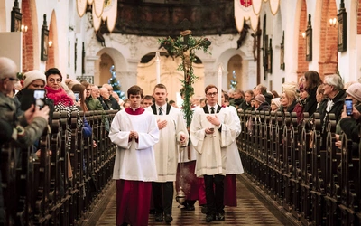 Liturgia miała wyjątkową symbolikę. Na czele procesji niesiony był krzyż, który prowadził pierwszą powojenną procesję Bożego Ciała ulicami zniszczonego Gdańska 20 czerwca 1946 roku.