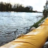 W związku z dużym zagrożeniem konieczne było rozłożenie rękawów przeciwpowodziowych.