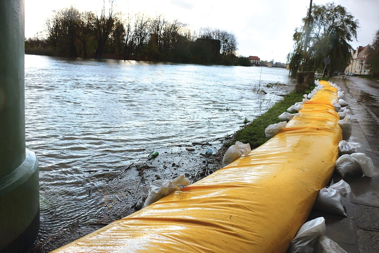 W związku z dużym zagrożeniem konieczne było rozłożenie rękawów przeciwpowodziowych.