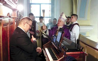 Bp Piotr Greger pobłogosławił odnowiony instrument.