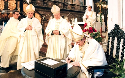 Biskupi podpisali przesłanie dla przyszłych pokoleń, które umieszczono w kapsule  wraz z innymi przedmiotami upamiętniającymi jubileuszowe obchody.