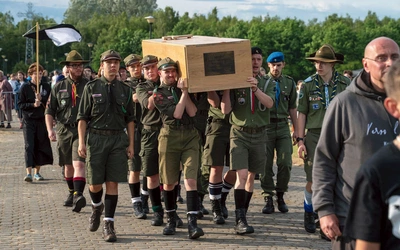 Relikwie św. Piera Giorgia Frassatiego w czasie spotkania młodych na Lednicy.