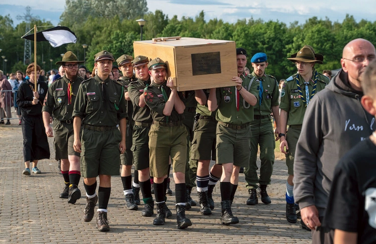 Relikwie św. Piera Giorgia Frassatiego w czasie spotkania młodych na Lednicy.